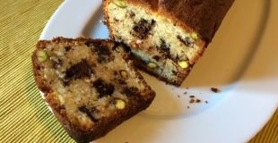 Cake aux pistaches et aux pépites de chocolat