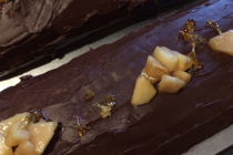 Bûche aux poires, caramel salé et chocolat