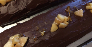 Bûche aux poires, caramel salé et chocolat