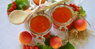 Confiture d'abricots et leurs amandes
